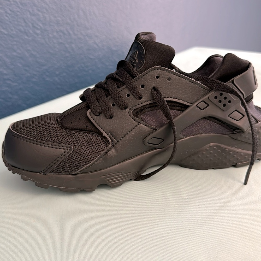 Nike Huarache Sneakers (Size 6.5)- Black
